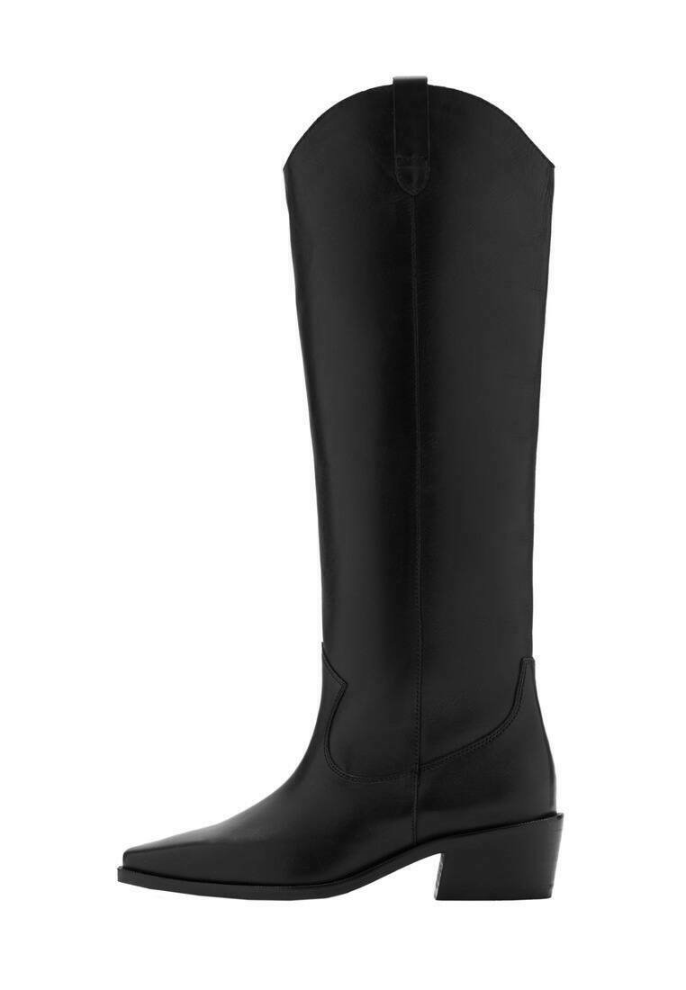 Schwarze knielange Stiefel aus glattem Leder, mit spitzem Fuß, Blockabsatz und subtilen Nahtdetails entlang des Schafts.