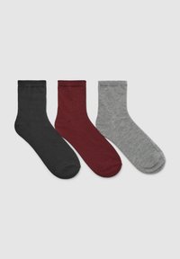 Tre paia di calzini: uno nero, uno borgogna e uno grigio. Ogni calzino ha un bordo rigato e una texture liscia.