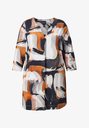 Luźna tunika z dekoltem w serek i rękawami 3/4, z abstrakcyjnym wzorem w odcieniach czerni, bieli, beżu i pomarańczu.