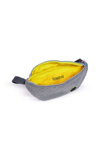 Bolsa de cosméticos de felpa gris con interior amarillo, cremallera azul y logo negro. Forma plana, textura suave y asa estrecha para un fácil transporte.