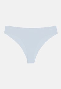 Lichtblauw thongondergoed met een naadloos ontwerp en elastische tailleband. De stof lijkt glad en rekbaar te zijn, en biedt minimale bedekking.