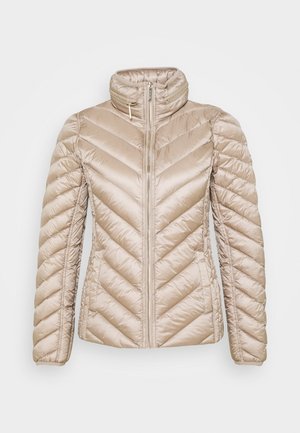 Veste en doudoune beige avec un design en chevrons, un col haut et une fermeture éclair à l'avant. Fabriquée en matériau léger et brillant.