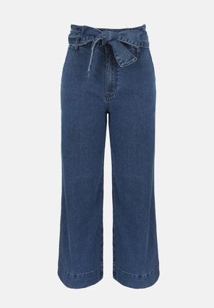 Τζιν παντελόνια μπλε με ψηλή μέση και φαρδιά μπατζάκια, με υφασμάτινη ζώνη δεμένη με φιόγκο στη μέση και ορατές ραφές μπροστά.