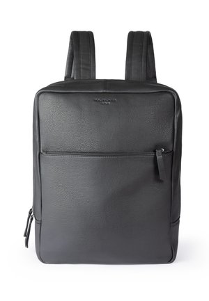 Schwarzer rechteckiger Lederrucksack mit zwei gepolsterten Schulterriemen, vorderer Reißverschlusstasche und dezenter Markenprägung oben in der Mitte.