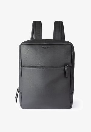 Schwarzer rechteckiger Lederrucksack mit zwei gepolsterten Schulterriemen, vorderer Reißverschlusstasche und dezenter Markenprägung oben in der Mitte.