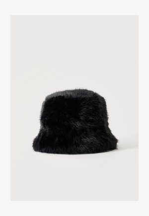 Cappello a secchiello nero peloso con una texture morbida e vellutata, su sfondo grigio chiaro uniforme.