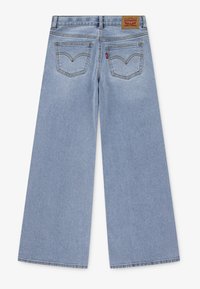 Μπλε τζιν παντελόνι με φαρδιά γραμμή και ψηλή μέση, δύο πίσω τσέπες και δερμάτινη ετικέτα μάρκας στη μέση.