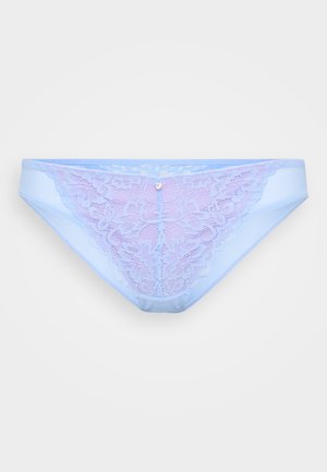 Sous-vêtements bleu clair avec un panneau avant en dentelle lilas à motifs floraux et un petit accent argenté au centre. Texture du tissu lisse.