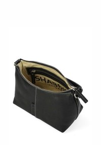 Sacca in pelle nera con finitura testurizzata, chiusura a zip, fodera interna beige e logo. Forma compatta e dettagli di cucitura a contrasto.