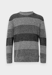 Sweter w paski z mieszanką czerni i szarości. Projekt obejmuje różne szerokości pasków oraz okrągły dekolt.