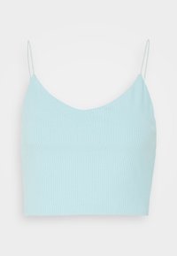 Crop top côtelé bleu clair avec fines bretelles spaghetti et encolure légèrement dégagée sur un fond blanc uni.