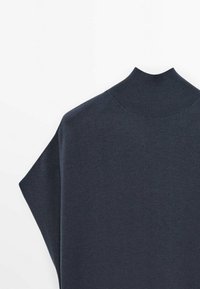 Dunkelgrauer Strickpullover mit hochgestelltem, geripptem Kragen und breiten Schultern, vor einem schlichten weißen Hintergrund präsentiert.