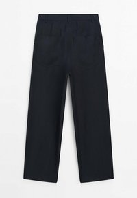 Pantaloni blu scuro con taglio dritto, due tasche posteriori e una texture di tessuto morbida con una vita classica.