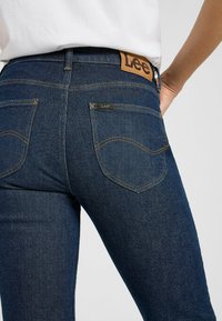 Lee ELLY - Vaqueros slim fit - softened dark