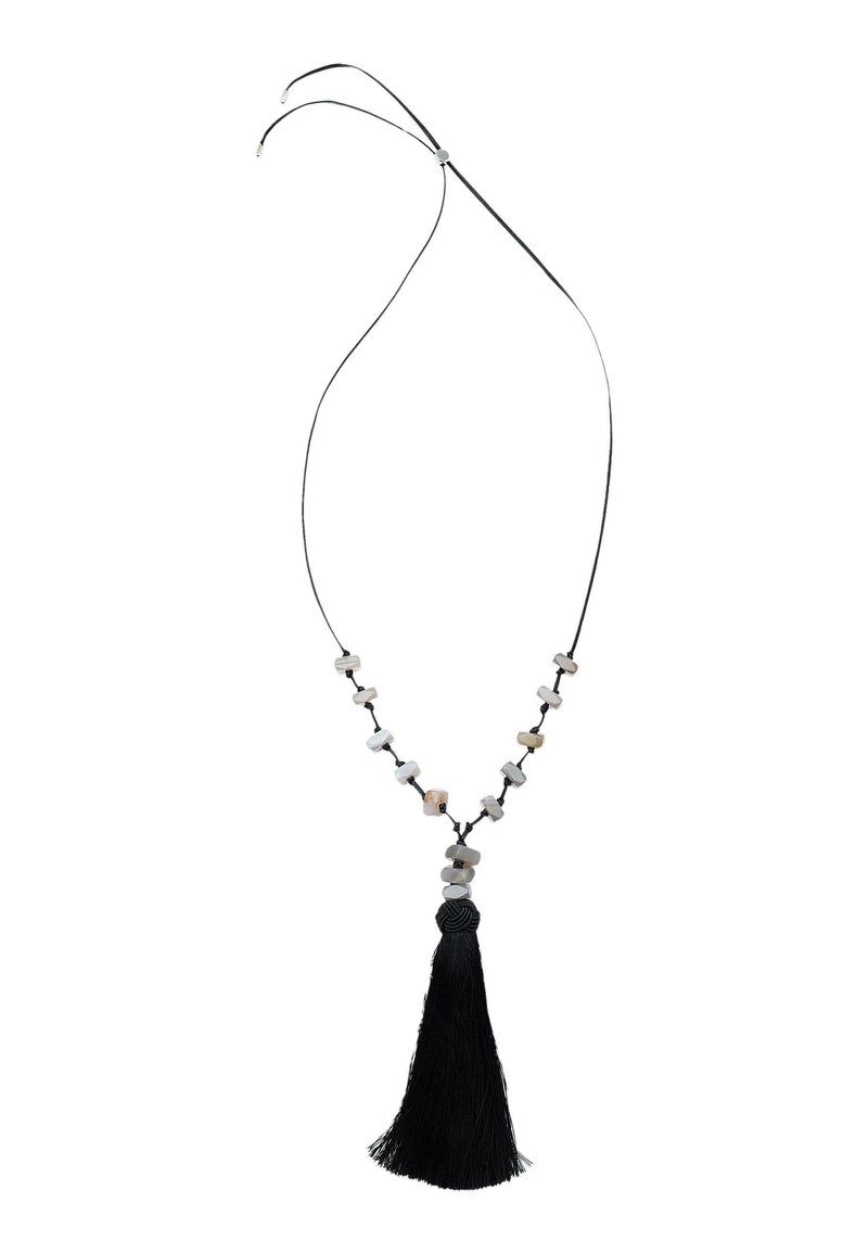 Collier en corde noire avec des perles grises et blanches texturées, orné d'un grand pendentif à frange noire en bas. Longueur ajustable.