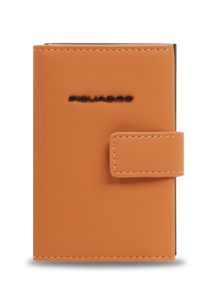 Cognackleurige leren portemonnee met druksluiting en zwart Piquadro-logo geperst in het midden aan de voorkant.