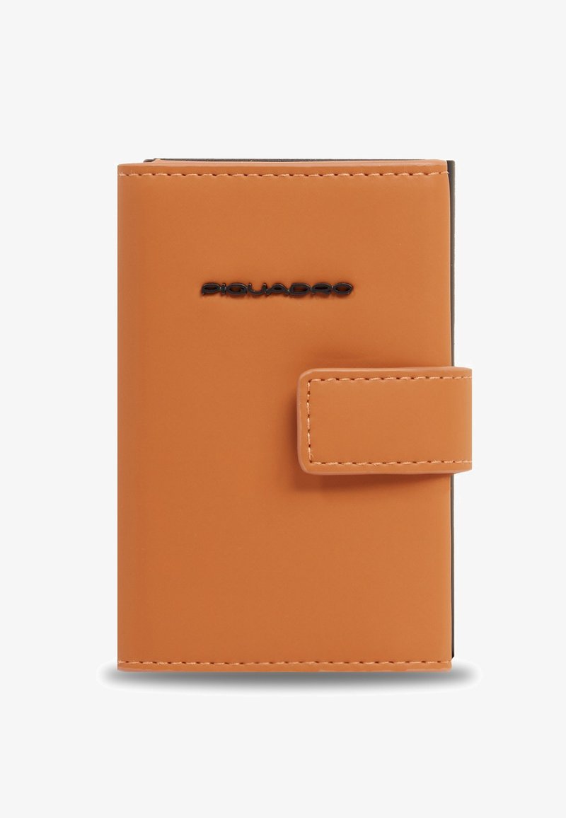 Hellbraune Lederbrieftasche mit Druckknopfverschluss und schwarzem in der Mitte vorn eingeprägtem Piquadro-Logo.