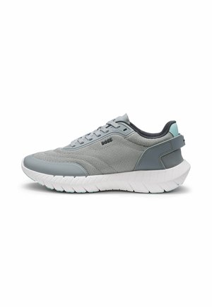 Grauer Mesh- und synthetischer Low-Top-Sneaker mit weißer dicker Sohle und minzgrünen Akzenten, von der Seite gezeigt.