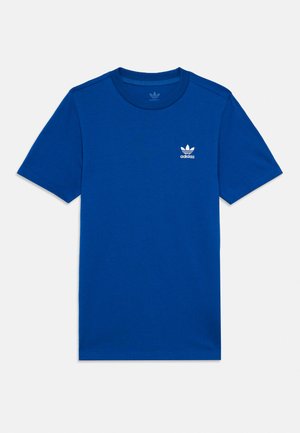 Niebieska koszulka Adidas z krótkim rękawem, z okrągłym dekoltem i małym białym logo Adidas Trefoil na lewej piersi.