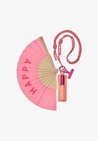 Abanico rosa con texto "HAPPY", mango de madera y correa trenzada. Incluye una funda rosa para un pulverizador cilíndrico con tapa morada.
