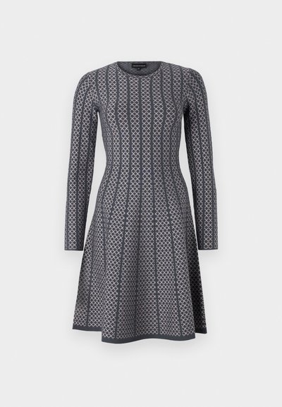 Vestido de manga comprida em cinza escuro com um padrão geométrico em cinza claro, apresentando um decote redondo e uma saia rodada. Textura suave.