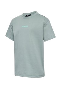 Jasnozielona koszulka z krótkim rękawem i okrągłym dekoltem z małym, centralnie umieszczonym logo "HUMMEL" w jasnoniebieskim kolorze z przodu.