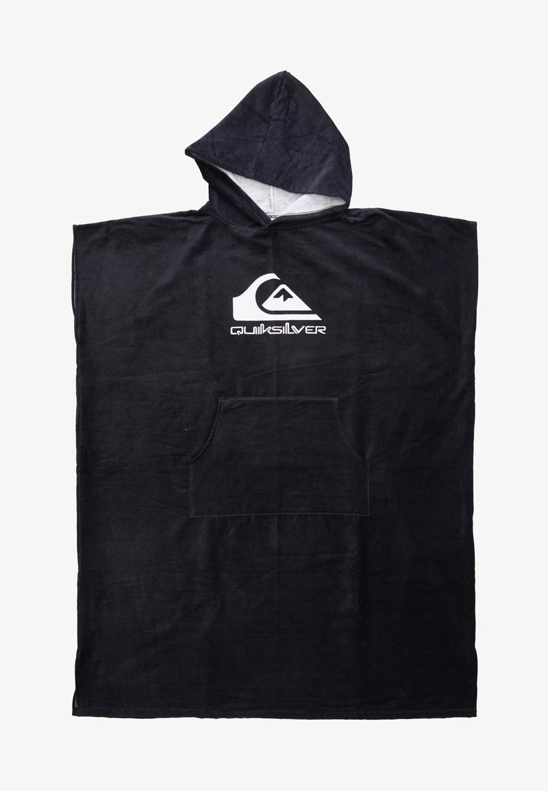 Poncho de bain à capuche noir fabriqué en tissu doux, avec une poche avant et un logo Quiksilver blanc sur la poitrine.