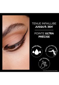 Un eyeliner liquide noir est appliqué sur la paupière supérieure, avec une pointe précise. En arrière-plan, des icônes indiquent les propriétés étanches, résistant aux bavures et sans transfert.