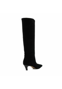 Bottes en suède noir, arrivant jusqu'au genou, avec un bout pointu et un talon modéré, présentant une texture lisse et un design ajusté.