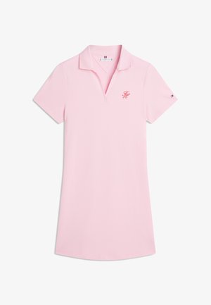 Šviesiai rožinės spalvos trumpomis rankovėmis polo suknelė su atviru apykakliu, mažos siuvinėtos inicialai krūtinės srityje ir mažas logotipas kairėje rankovėje.