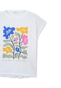 T-shirt bianco a maniche corte con stampa floreale in blu, giallo, rosa e verde. Il design include fiori stilizzati e il testo "GALERIE BOHÈME."