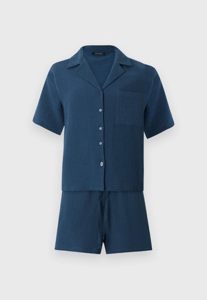 Marineblaues Kurzarmhemd mit Knopfleiste, Kragen und Brusttasche, kombiniert mit passenden Shorts aus strukturiertem Stoff.