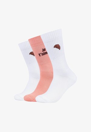 Drie paar sneakersokken, twee witte met croissantborduurwerk en één roze met de tekst "je t'aime", naast elkaar gepresenteerd op een witte achtergrond.