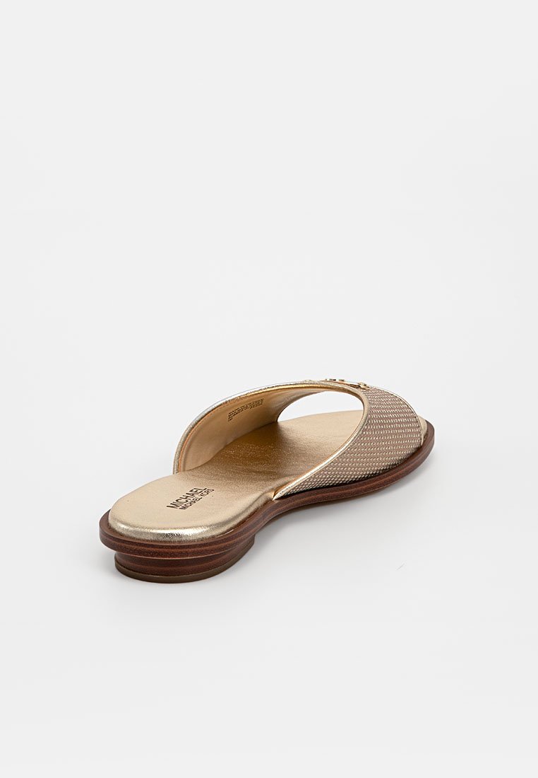 Sandale à glissière en métal doré avec une tige texturée, une semelle intérieure lisse et une semelle marron ; design minimaliste et dos ouvert pour un enfilage facile.