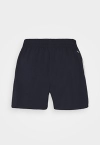 Pantalones cortos deportivos azul marino hechos de tela suave, con una cintura elástica y rayas laterales para un detalle adicional.