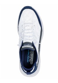 Sneaker bianco con tomaia trapuntata e accenti blu navy. Caratterizzato da soletta in memory foam e punta rotonda. Design con lacci e tallone rinforzato.