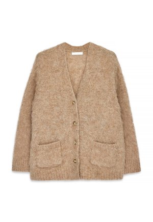 Bežový pletený kardigan s výstrihom do V, štyrmi zlatými gombíkmi, dvoma prednými vreckami a jemnou, nadýchanou textúrou.