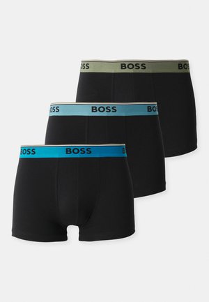 Trois paires de boxers noirs pour hommes, chacune avec une ceinture contrastante : verte, bleue et noire, arborant le logo "BOSS".