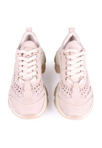 Zapatillas de ante rosa claro con una suela blanca gruesa, que presentan detalles trenzados en la parte superior y cordones planos. Nombre de la marca "BRONX" visible en la lengüeta.