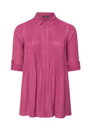Chemise magenta à col, avec des plis verticaux, des manches trois-quarts avec des poignets retroussés, et une coupe décontractée.