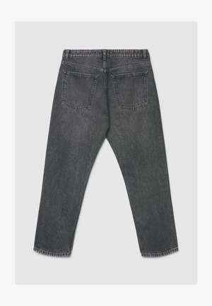 Jeans in denim grigio con vestibilità comoda, dotati di due tasche posteriori, finitura pulita e orli sfrangiati. Il tessuto presenta un aspetto leggermente strutturato.