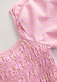 REGULAR FIT - OFF SHOULDER TEXTURED - Salopetă - pink yellow