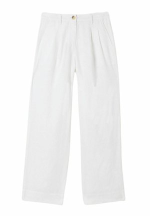 Hvide bukser med vide ben med plisseringer, sidelommer, knaplukning og bæltestropper, vist på en ensfarvet baggrund.