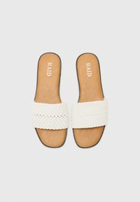 Witte gevlochten slide sandalen met een gestructureerde band, een leren voetbed in bruin en een zwarte zool. Kenmerkt het merk "RAID" gedrukt op het voetbed.