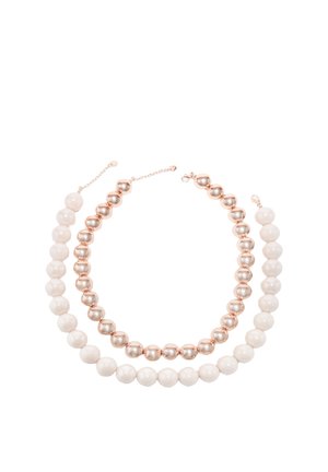 Deux colliers de perles, l’un avec des perles blanches rondes et l’autre avec des perles métalliques en or rose, tous deux avec des fermoirs à chaîne.