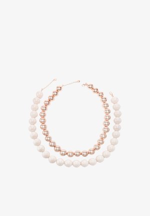 Deux colliers de perles, l’un avec des perles blanches rondes et l’autre avec des perles métalliques en or rose, tous deux avec des fermoirs à chaîne.
