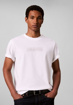 Calvin Klein, LOGO EMBROIDERY CREW NECK T-SHIRT - Тениска с щампа - bright white