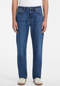 Jeans de mezclilla azul con un diseño de pierna recta, costuras visibles, estilo de cinco bolsillos y un cierre de botón clásico en la cintura.