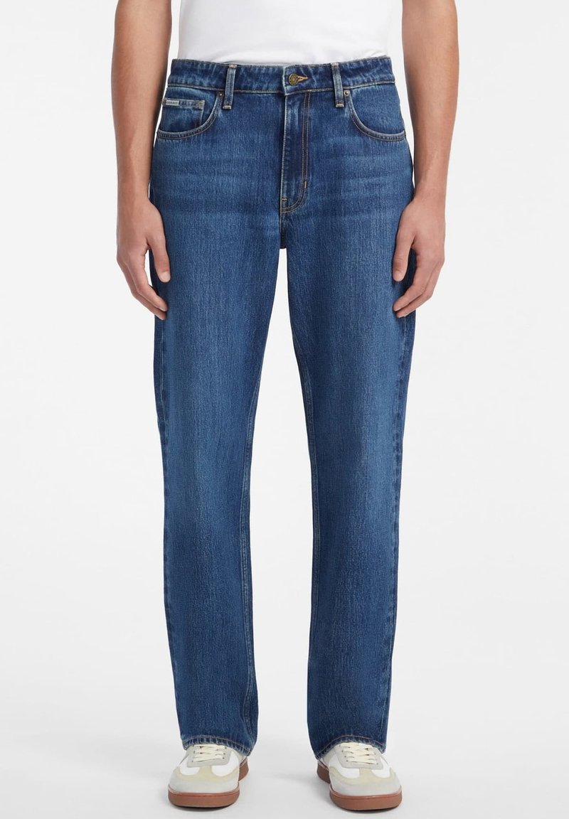 Jeans de mezclilla azul con un diseño de pierna recta, costuras visibles, estilo de cinco bolsillos y un cierre de botón clásico en la cintura.