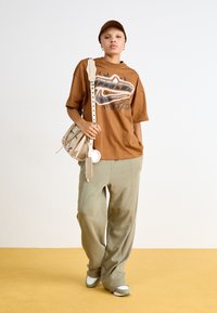 Nike Sportswear DANCE TEE - Apdrukāts T-krekls - light british tan